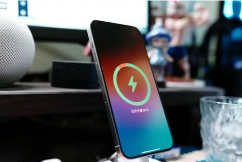 贺兰苹果15换屏服务分享用什么充电器给iPhone15充电更好 
